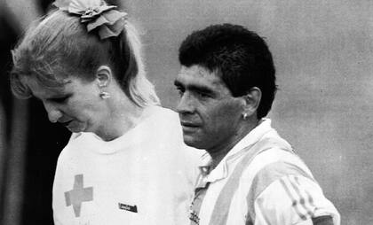 Maradona se retira del Mundial 94 de la mano de la enfermera Sue Ellen Carpenter