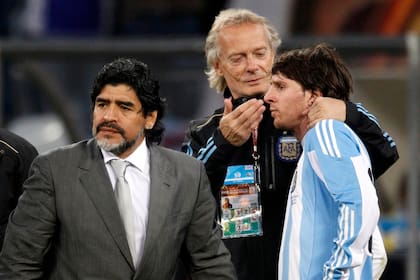 Diego Maradona, Fernando Signorini y Lionel Messi, juntos en Mundial de Sudáfrica 2010, donde las selecciones tuvieron muy poco tiempo de trabajo previo