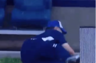 El tropezón y golpe de Diego Maradona en pleno partido de Gimnasia