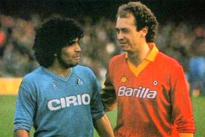 Maradona vs. Falcão, también en el calcio, a mediados de los 80, cuando el torneo italiano era la meca de todos los futbolistas: el Nápoli del Sur contra Roma, la capital 