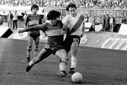 Maradona y Alonso en el clasico 1981