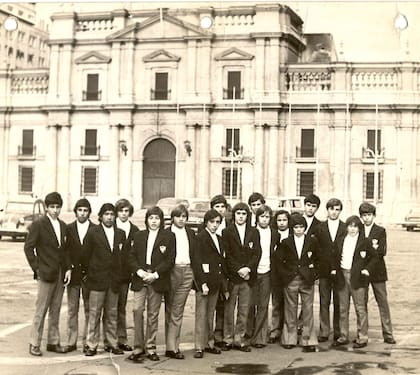 Maradona y Carabelli viajaron por primera vez en avión cuando se fueron de gira a Santiago de Chile. “Nos temblaban las piernas, estábamos muertos de miedo”, recuerda Carabelli