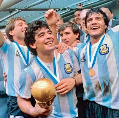 Maradona y Enrique con la Copa del Mundo