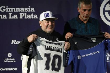 Maradona y Gabriel Pellegrino, DT de Gimnasia