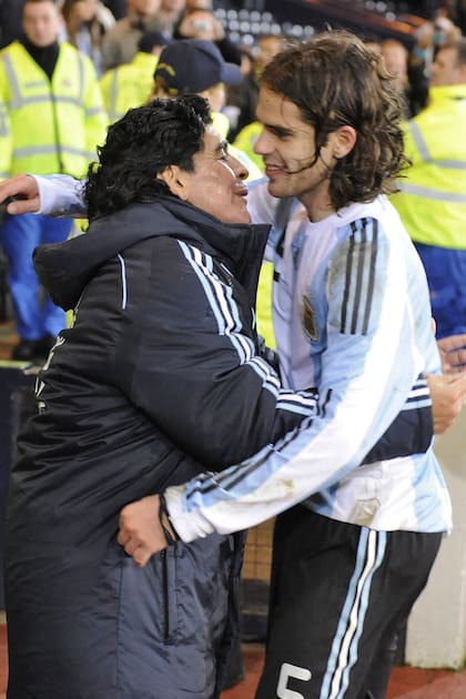 Maradona y Fernando Gago, en un amistoso frente a Escocia