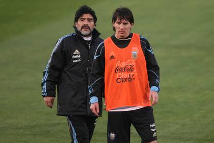 Maradona y Messi en un entrenamiento antes del Mundial de Sudáfrica, en junio de 2010