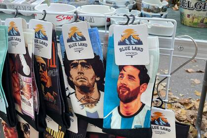 Maradona y Messi, muy queridos en Serbia: caminar por la feria de artesanías del emblemático parque de Kalemegdan, en Belgrado, permite cruzarse con merchandising con la imagen de los astros