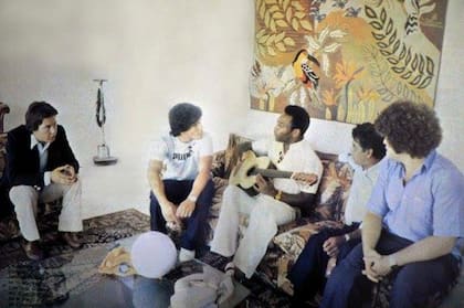 Blanco, gestor y testigo directo del primer encuentro entre Maradona y Pelé; junto a ellos, don Diego y Jorge Cyterspiller