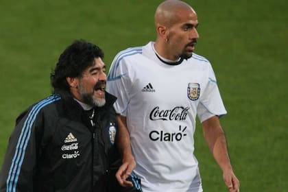 Maradona y Verón, en tiempos del Mundial Sudáfrica 2010; aquel torneo inició la rispidez entre ambos.