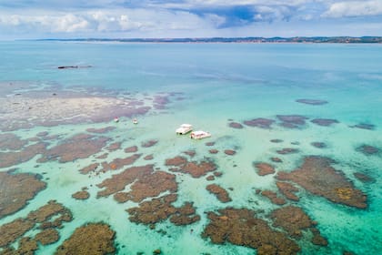 Botes en las aguas transparentes de Maragogi