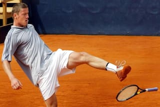 El exnúmero uno que rompió más de 1000 raquetas, fue diputado en Rusia y sorprendió con su cambio de look