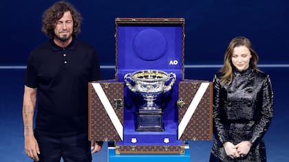 Marat Safin y Chloë Grace Moretz en la premiación del Australian Open 2026