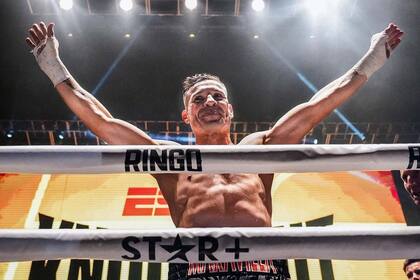 Maravilla Martínez celebra el rápido triunfo ante Jhon Teherán, en el Luna Park