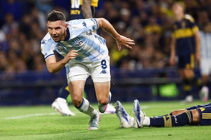 Maravilla Martínez sale a festejar luego de convertir de cabeza el 1-0 en la Bombonera