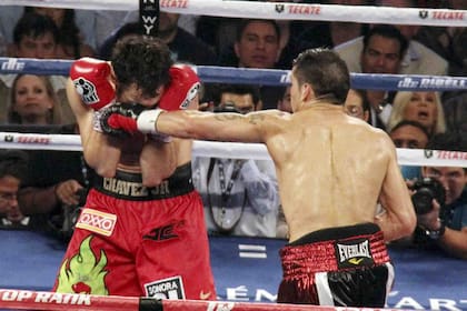 Maravilla tira y Chávez Jr. se protege, en la épica pelea de Las Vegas en 2012