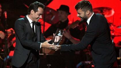 Marc Anthony, horas antes de la ceremonia principal, recibe el premio Grammy a la persona del año de mano de Ricky Martin