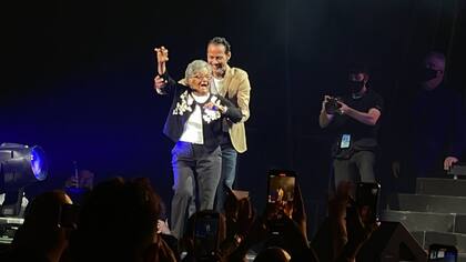 Marc Anthony invitó a una de sus seguidoras al escenario y emocionó a todos por su historia de vida