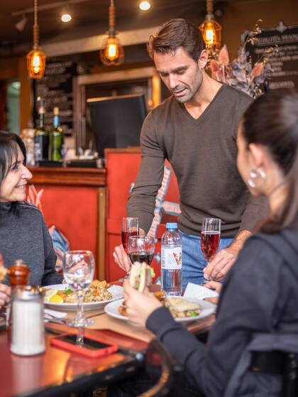 Marc atiende a su clientela y si quieren hablar en fránces, hablan, como si estuvieran en París, sin viajar.