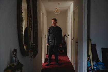 Marc-Berco Fuhr en el departamento donde él y su madre, que emigró de Alemania Oriental, tuvieron que mudarse después de que su edificio fuera destinado a la demolición, en Aarhus, Dinamarca, 11 de septiembre de 2023.