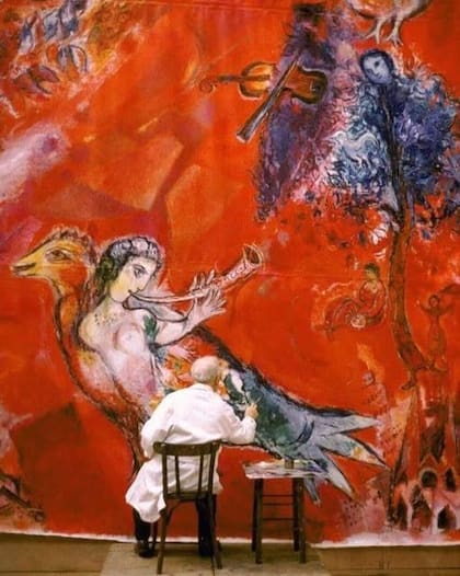 Marc Chagall pintando "El triunfo de la música" (detalle), uno de los dos murales que engalanan el hall de la Ópera de Nueva York