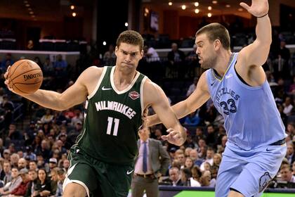 Marc Gasol, de Memphis (2,16m), y Brook Lopez, de Milwaukee (2,13m), dos pivotes que son una amenaza permantente por su tiro de tres puntos