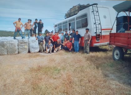 Marc junto a su equipo de esquila en el campo argentino.