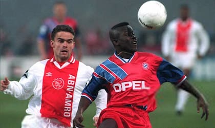 Marc Overmars (izquierda), jugando en Ajax ante Bayern Múnich, en la Champions League 
