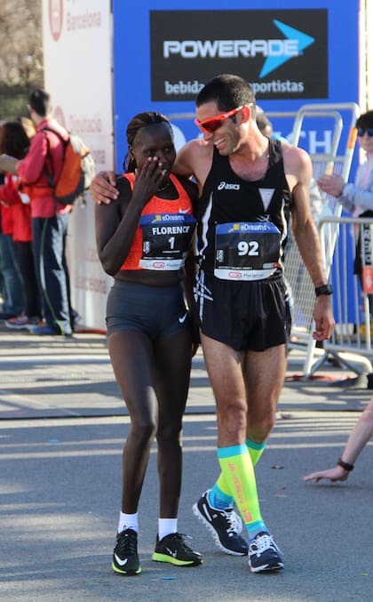 Marc Roig junto con Florence Kiplagat