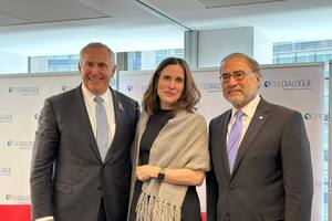 Marc Stanley, Rebecca Bill Chavez, directora del Dialogue, y el embajador Jorge Argüello