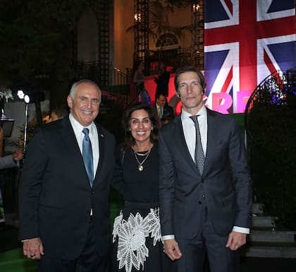 Marc y Wendy Stanley junto a Iván de Pineda en la fiesta por el Día del Rey