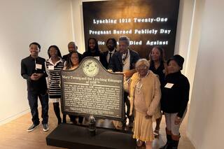 Marcador con impactos de bala que conmemora linchamiento de 1918 se exhibe en Atlanta