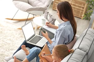 Malabares en vacaciones: 5 consejos para madres y padres que trabajan en casa