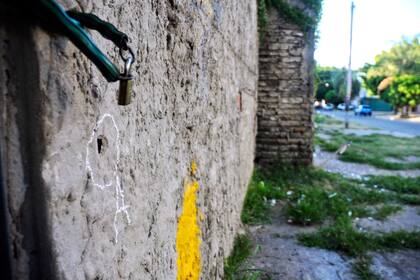 Marcas de balazos en fachas de casas, parte de la escenografía de los barrios más calientes de Rosario