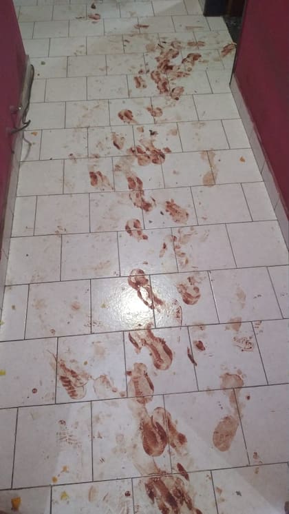 Marcas de sangre después del cruento asalto en el que el chapista Claudio D¨Arielli fue torturado durante tres horas en su casa de Turdera, en Lomas de Zamora