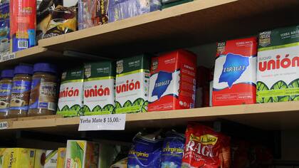 Marcas de yerba mate en una góndola