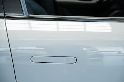 Marcas del segmento premium y eléctrico optaron por eliminar las manijas tradicionales en favor de soluciones empotradas