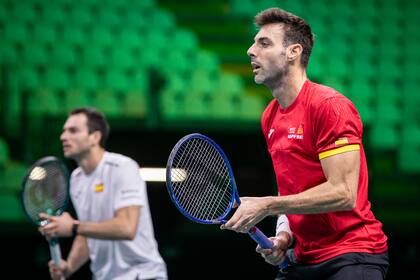 Marcel Granollers, habitual compañero de dobles de Horacio Zeballos, ensayando junto con Pedro Martínez, en Bolonia