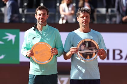 Marcel Granollers y Horacio Zeballos, con el trofeo de subcampeón de dobles de Roma: cayeron con los italianos Simone Bolelli y Andrea Vavassori