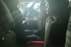 Marcela Acuña, con casco y chaleco antibalas, al ser trasladada