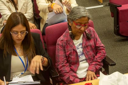 Marcela Acuña junto a su letrada