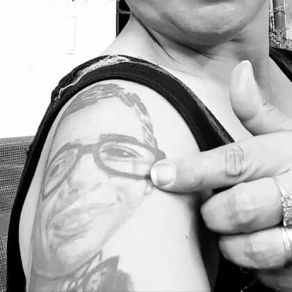 Marcela Acuña muestra el tatuaje que se hizo con la cara de su hijo, César Sena