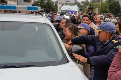 Marcela Acuña se retira del tribunal, custodiada por la policía del Chaco