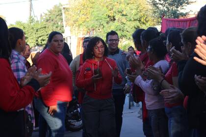 Marcela Acuña y César Sena llegan a la comisaría Quinta para declarar por la desaparición de Cecilia Strzyzowski, el 8 de junio. Al lado de ellos, Fabiana González, otra de las acusadas