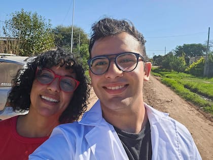 Marcela Acuña y su hijo, César Sena, en una recorrida de campaña en Colonia Elisa el 7 de junio, cuando ya se investigaba la desaparición de Cecilia Strzyzowski