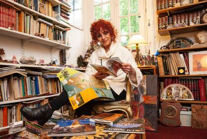 Marcela Casabella es psicóloga y planea viajar a Oriente en cuanto la situación lo permita; sus otras pasiones son el teatro y la radio