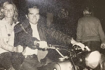 Marcela e Ignacio posan a bordo de una moto, una de las grandes pasiones de él, que aún hoy suele hacer viajes de muchos kilómetros en dos ruedas con sus hijos Nacho y Matías.