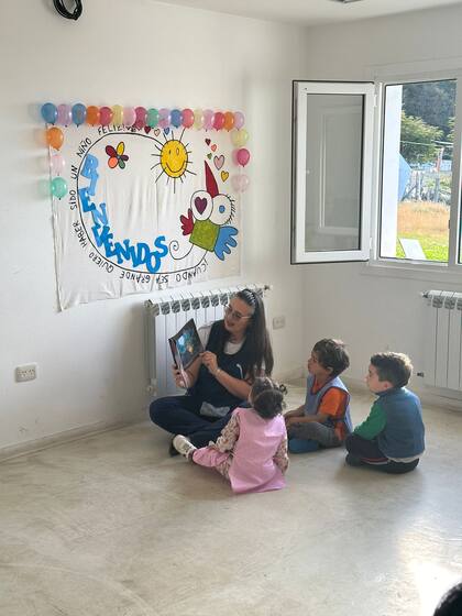 Marcela enseña a tres nenes en el nivel inicial