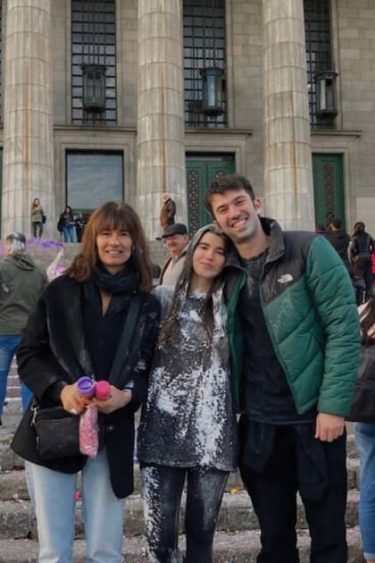 Marcela junto a sus hijos
Pedro y Juana, el día que la menor de la
familia se recibió de abogada.