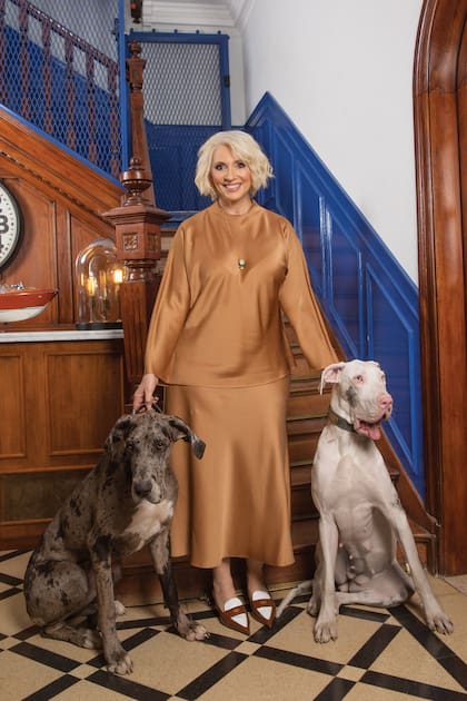 Marcela junto a sus perros, Rachel Green y Black Widow (personajes de Friends y The Avengers, respectivamente).