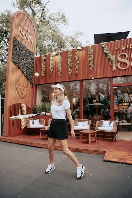 Marcela Kloosterboer fue una de las celebrities que disfrutó desde el bar de 1888 y participó en las activaciones de la marca.